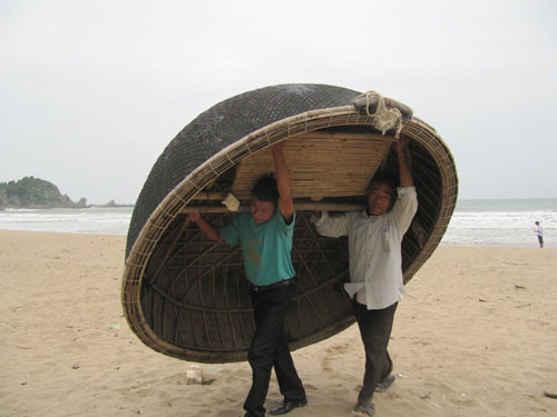 Người dân ở Nghi Lộc di chuyển thuyền thúng lên cao để tránh bão - Ảnh: Khánh Hoan - TNO