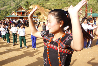 Thiếu nữ Cơ Tu say sưa, duyên dáng trong điệu múa truyền thống