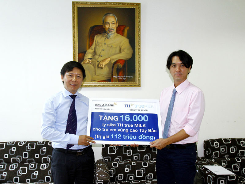 Ông Ng Kian Guan Scott, Tổng Giám đốc Công ty Cổ phần Chuỗi thực phẩm TH ( thương hiệu sữa TH true MILK) trao cho ông Trần Thanh Lâm biển ghi nhớ chơng trình.