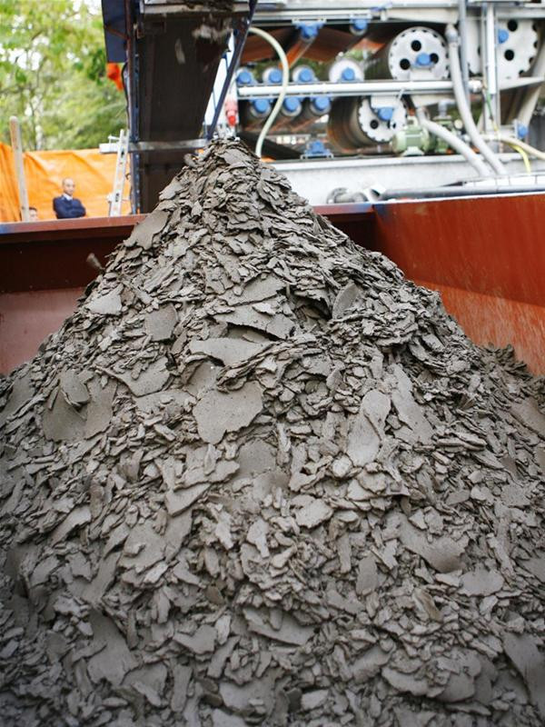 Bùn hút lên được ép tách thành bánh - Ảnh: Hồng Vĩnh