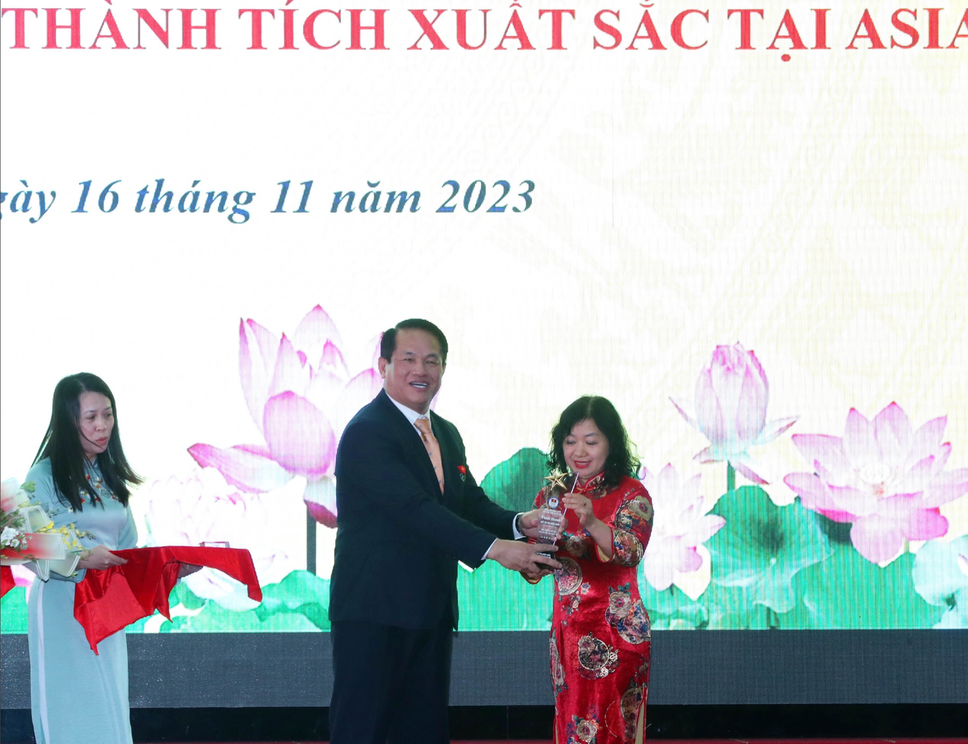 Lãnh đạo Trung tâm HLTTQG Hà Nội và đại diện nhà tài trợ Nhất Nhất tại lễ vinh danh các HLV, VĐV đạt thành tích ở Asiad 19. (ảnh Sâm Sâm)