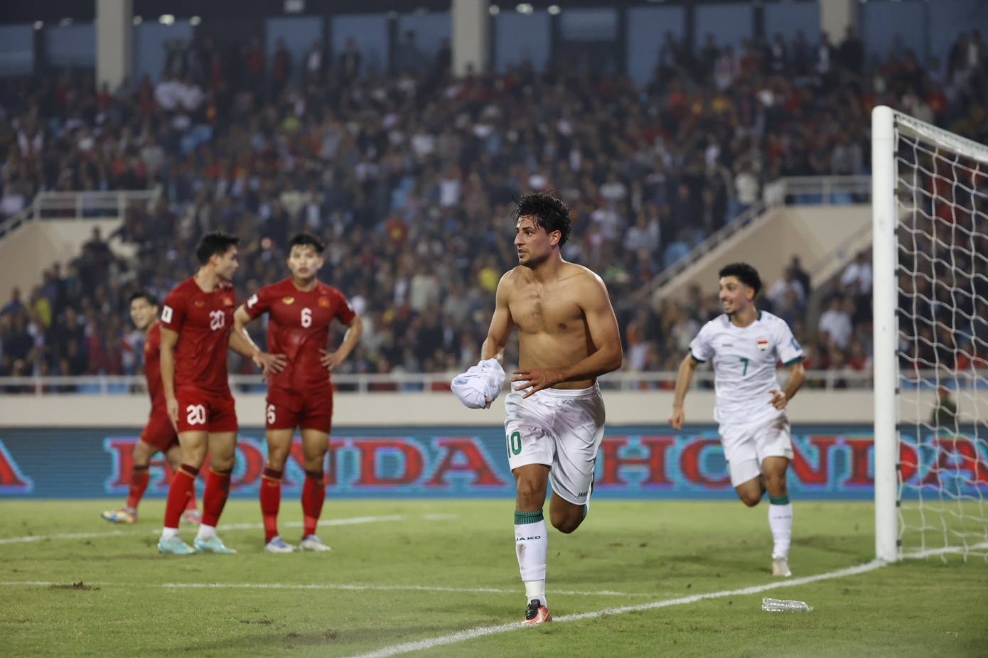 Iraq đánh bại Việt Nam nhờ bàn thắng phút cuối của Ali (ảnh Như Ý)