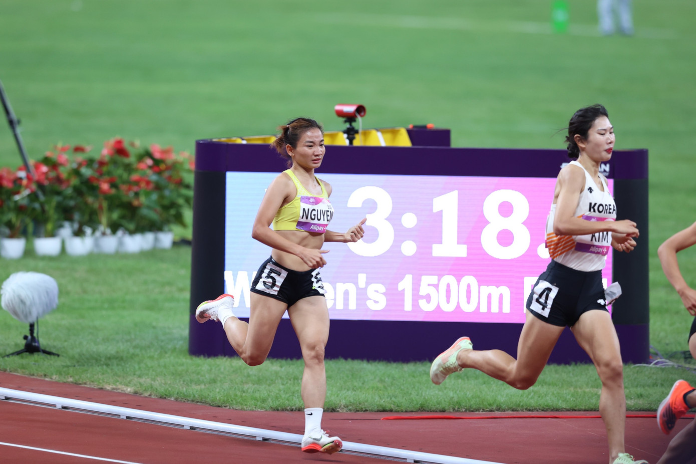 Vào cuộc đua, Oanh sớm bị rơi xuống nhóm dưới. VĐV Việt Nam đơn độc trước vòng vây của các đối thủ rất mạnh. Trong đó 2 đối thủ Bahrain sớm vươn lên dẫn đầu. Oanh đã có những nỗ lực để vươn lên chạm vào tốp 3 nhưng sau đó tiếp tục bị đối thủ chèn, đẩy xuống dưới. Vào cuộc đua, Oanh sớm bị rơi xuống nhóm dưới. VĐV Việt Nam đơn độc trước vòng vây của các đối thủ rất mạnh. Trong đó 2 đối thủ Bahrain sớm vươn lên dẫn đầu. Oanh đã có những nỗ lực để vươn lên chạm vào tốp 3 nhưng sau đó tiếp tục bị đối thủ chèn, đẩy xuống dưới.