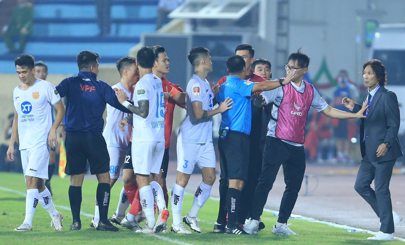 VFF cho rằng trọng tài đã rút thẻ vàng cảnh cáo HLV Gong Oh-kyun và hậu vệ Văn Kiên trong tình huống va chạm trên sân Thiên Trường (ảnh Thoả Thoả)