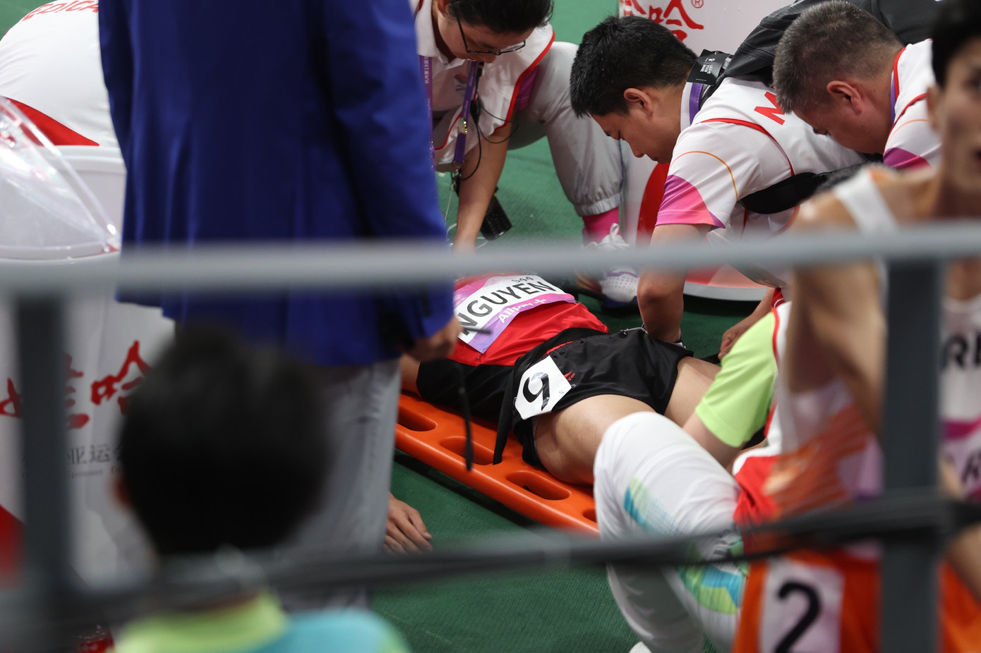 Bộ phận y tế hỗ trợ Nguyễn Trung Cường. VĐV Việt Nam phải cạnh tranh với nhiều đối thủ ở tốp đầu châu lục. Bộ phận y tế hỗ trợ Nguyễn Trung Cường. VĐV Việt Nam phải cạnh tranh với nhiều đối thủ ở tốp đầu châu lục.