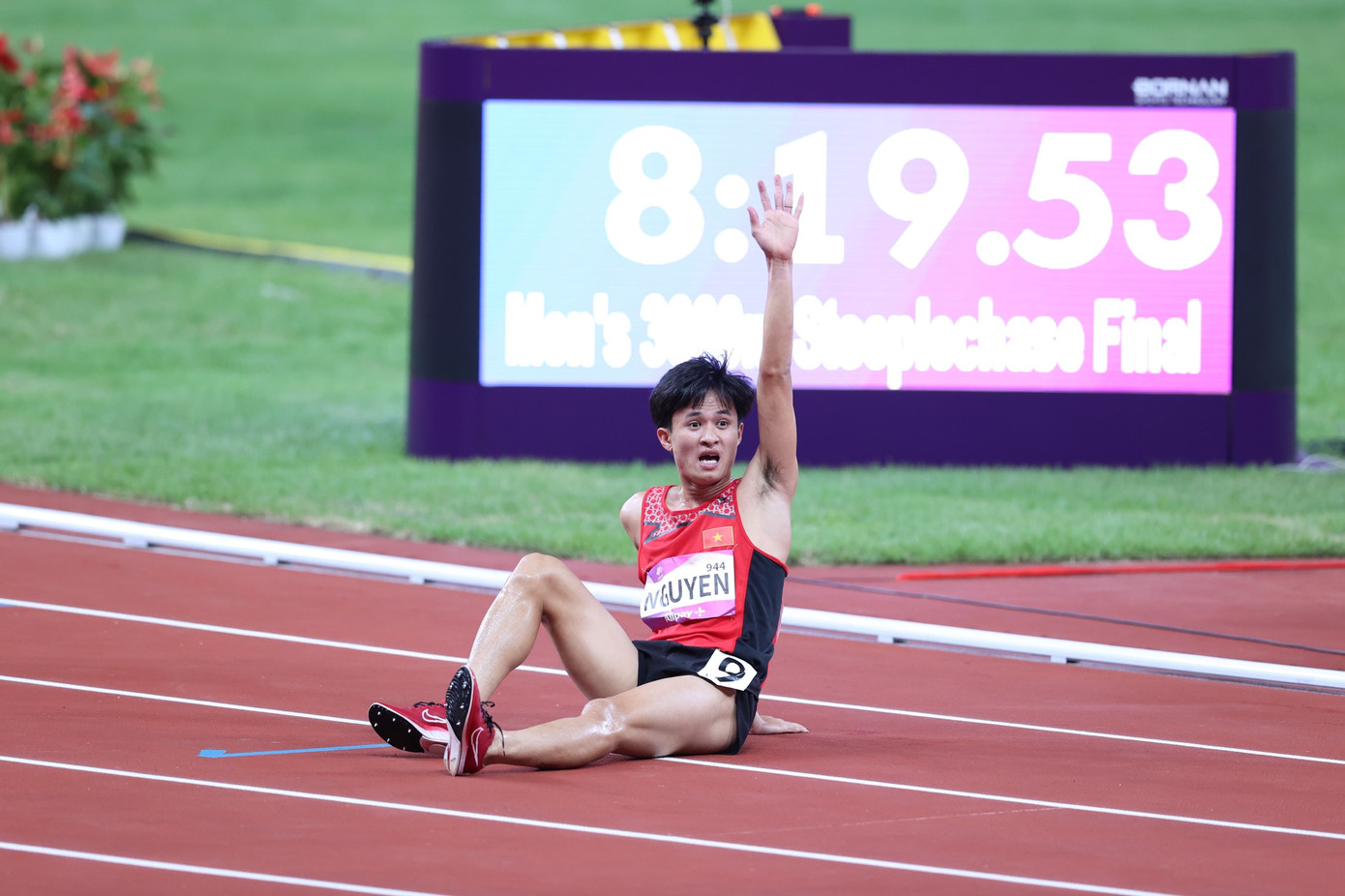 Nguyễn Trung Cường phải nhờ sự hỗ trợ của y tế khi về đích cự ly 3.000m vượt rào Asiad 19. (ảnh Nhật Nhật) Nguyễn Trung Cường phải nhờ sự hỗ trợ của y tế khi về đích cự ly 3.000m vượt rào Asiad 19. (ảnh Nhật Nhật)