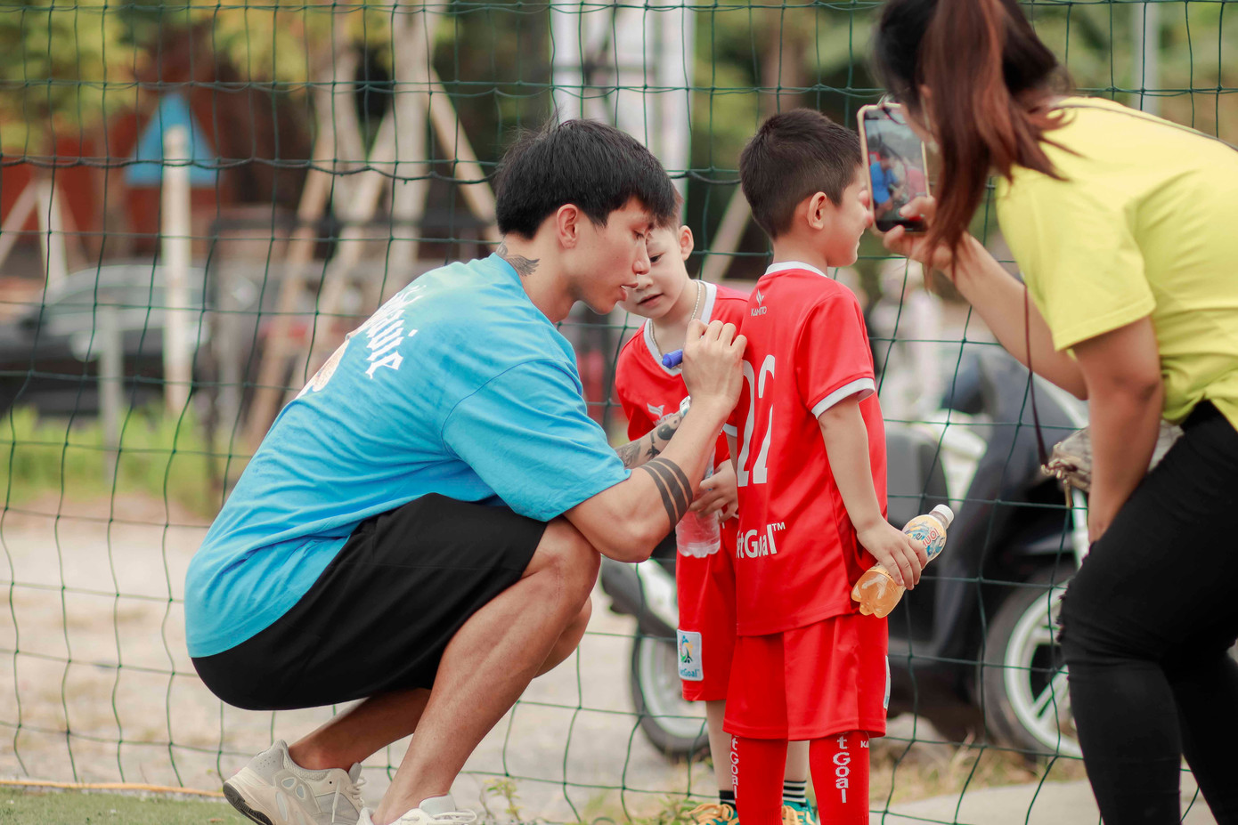 Văn Hậu ký tặng các em nhỏ trong ngày khai mạc giải bóng đá cộng đồng 2023 (ảnh Nam Trúc) Văn Hậu ký tặng các em nhỏ trong ngày khai mạc giải bóng đá cộng đồng 2023 (ảnh Nam Trúc)