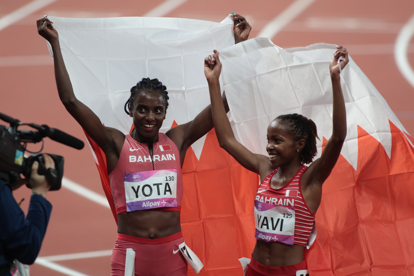 Không có bất ngờ nào xảy ra khi HCV và HCB cự ly này đều thuộc về các VĐV điền kinh Bahrain. Yavi là người đoạt HCV với thành tích 4 phút 11 giây 65. Không có bất ngờ nào xảy ra khi HCV và HCB cự ly này đều thuộc về các VĐV điền kinh Bahrain. Yavi là người đoạt HCV với thành tích 4 phút 11 giây 65.