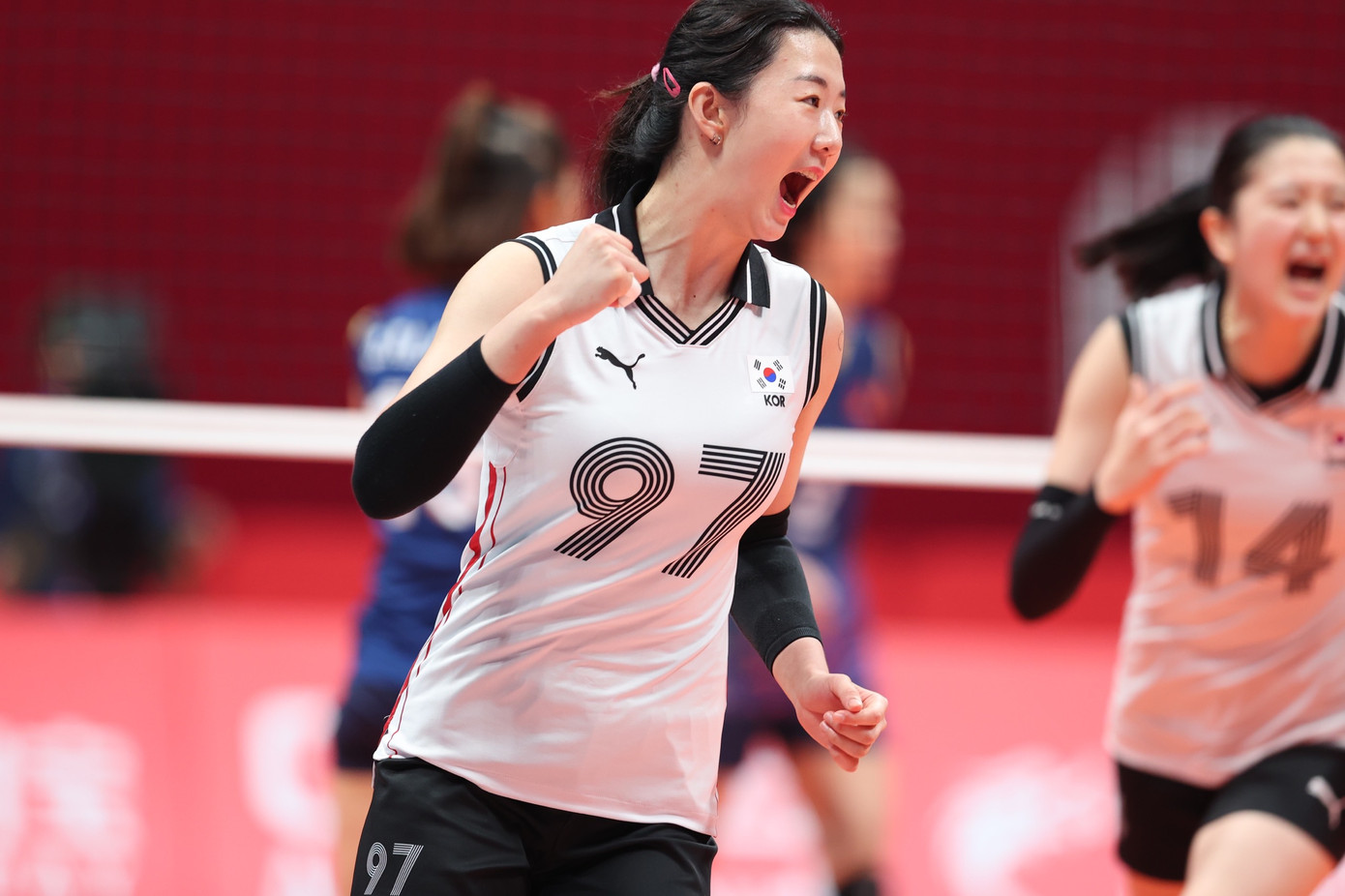 Đội tuyển nữ Hàn Quốc duy trì tinh thần thi đấu tốt và tiếp tục thắng séc thứ 2 với tỉ số 25-22. Đến lúc này, tình thế trở nên khó khăn với các cô gái Việt Nam. Đội tuyển nữ Hàn Quốc duy trì tinh thần thi đấu tốt và tiếp tục thắng séc thứ 2 với tỉ số 25-22. Đến lúc này, tình thế trở nên khó khăn với các cô gái Việt Nam.