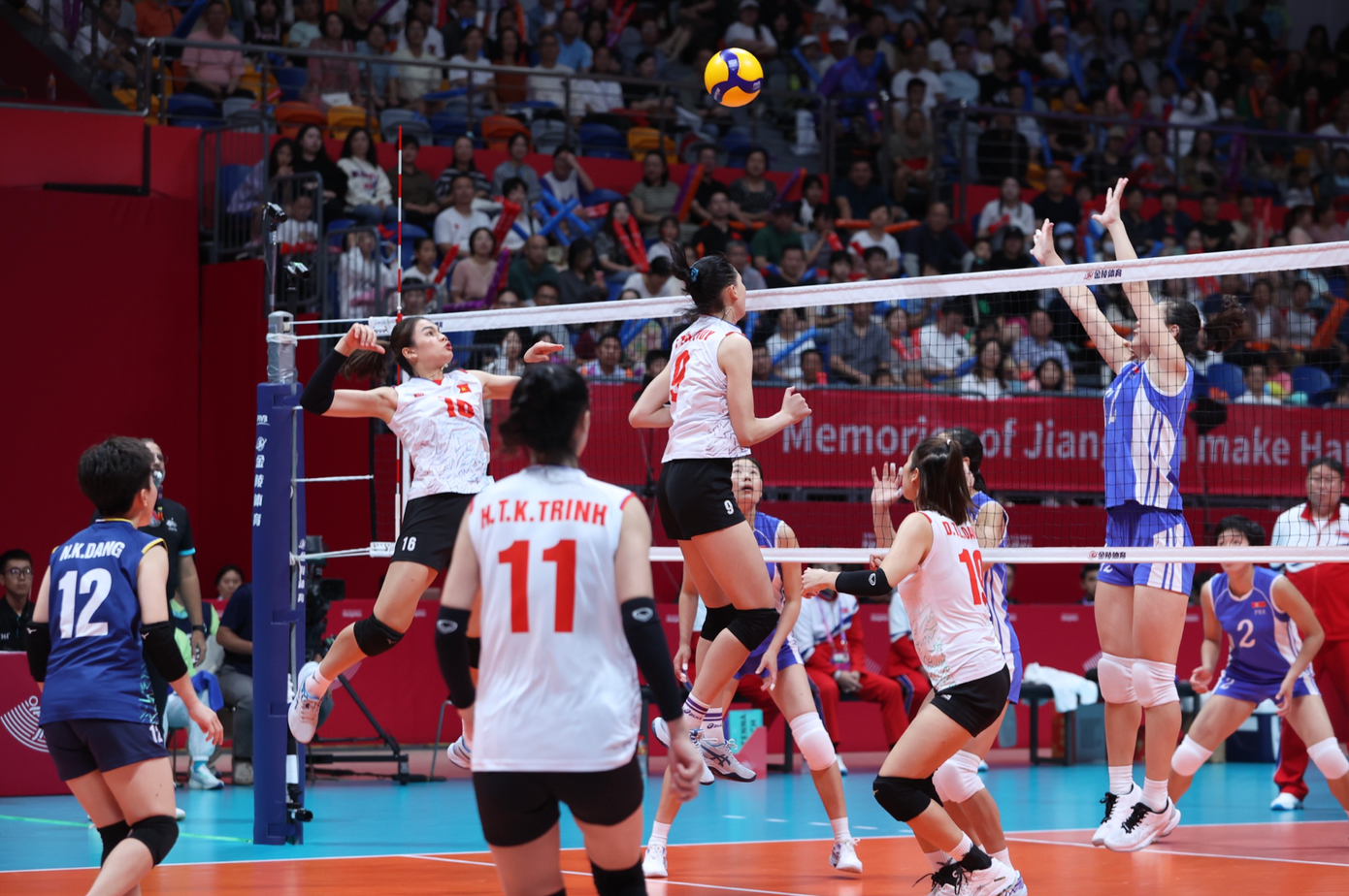 Séc thứ 4 diễn ra vô cùng gay cấn và quyết liệt, hai đội giằng co nhau từng điểm số. Đây là lúc hàng công Việt Nam toả sáng với những cú ghi điểm "trời giáng". Ảnh Nhật Nhật Séc thứ 4 diễn ra vô cùng gay cấn và quyết liệt, hai đội giằng co nhau từng điểm số. Đây là lúc hàng công Việt Nam toả sáng với những cú ghi điểm "trời giáng". Ảnh Nhật Nhật