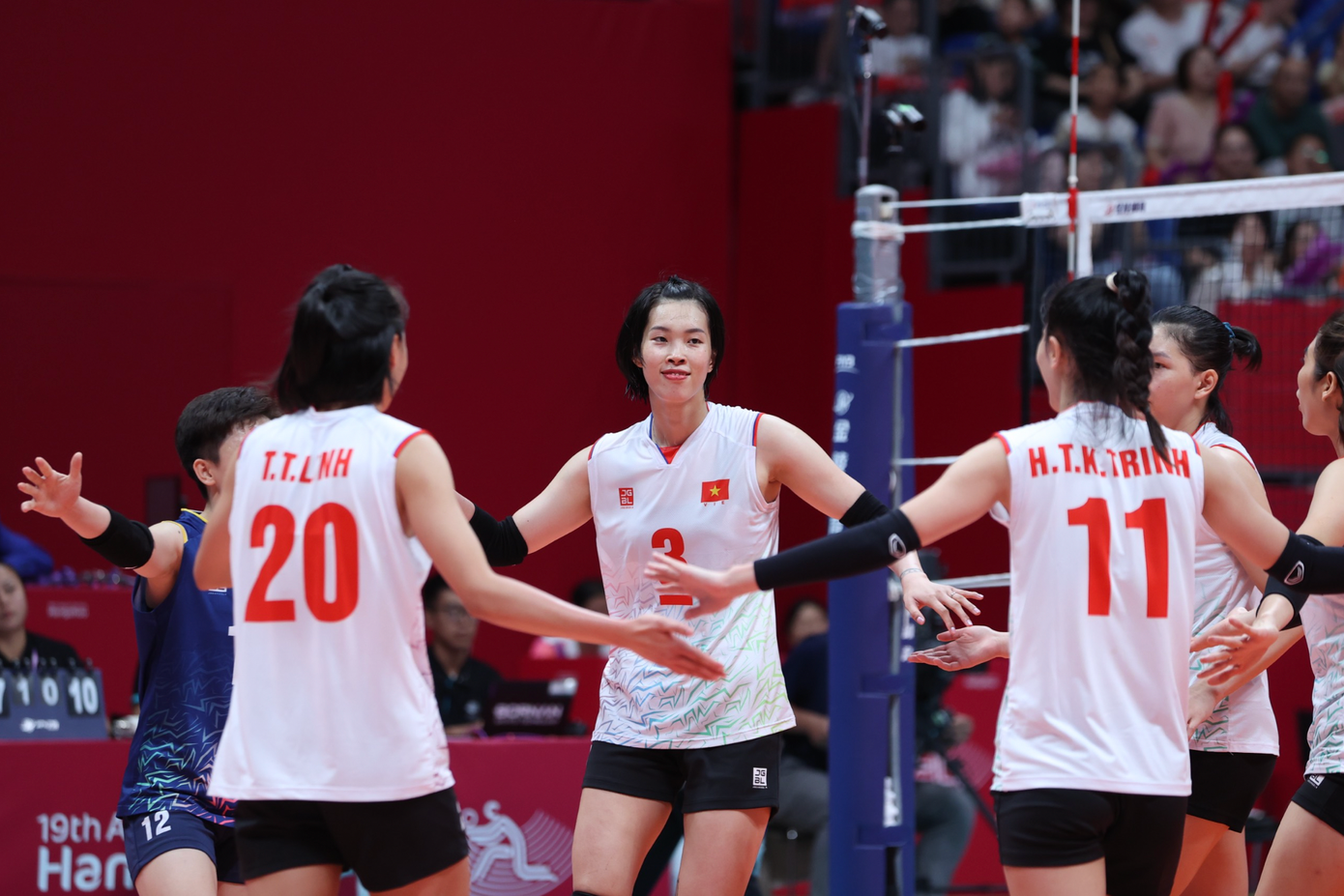 Trước đối thủ được đánh giá vừa sức, đội tuyển bóng chuyền nữ Việt Nam đã nhập cuộc rất tự tin. Thanh Thuý tiếp tục chứng tỏ vai trò thủ lĩnh khi chơi rất hay trên hàng tấn công. Ảnh Nhật Nhật Trước đối thủ được đánh giá vừa sức, đội tuyển bóng chuyền nữ Việt Nam đã nhập cuộc rất tự tin. Thanh Thuý tiếp tục chứng tỏ vai trò thủ lĩnh khi chơi rất hay trên hàng tấn công. Ảnh Nhật Nhật