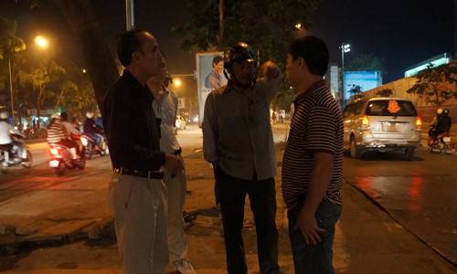 Hai chủ xe thương thảo với nhau