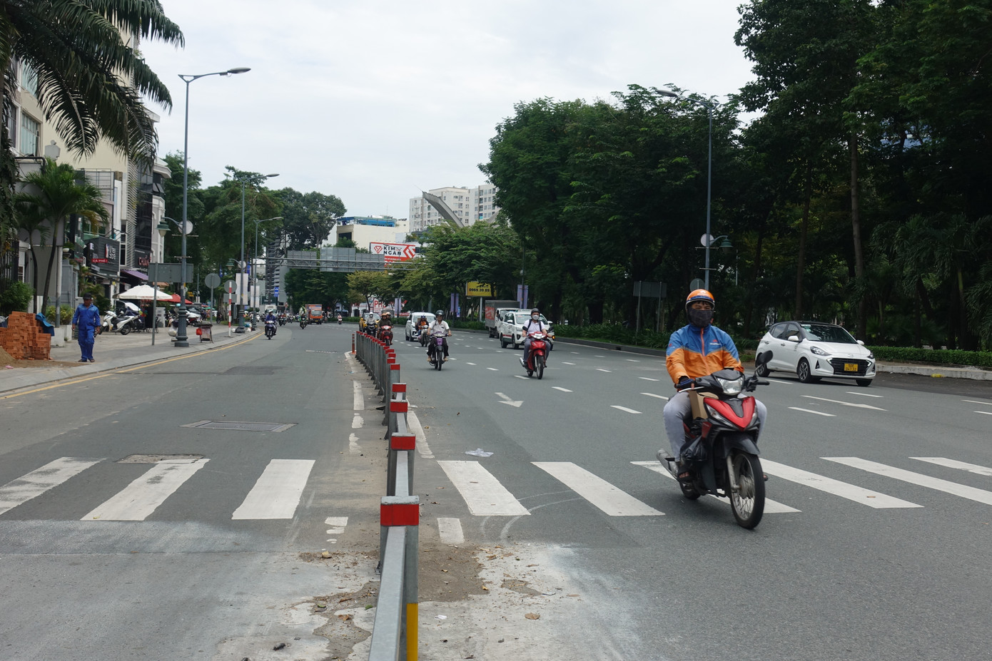 Một đoạn dải phân cách trên đường Trần Quốc Hoàn. Ảnh: Hữu Huy
