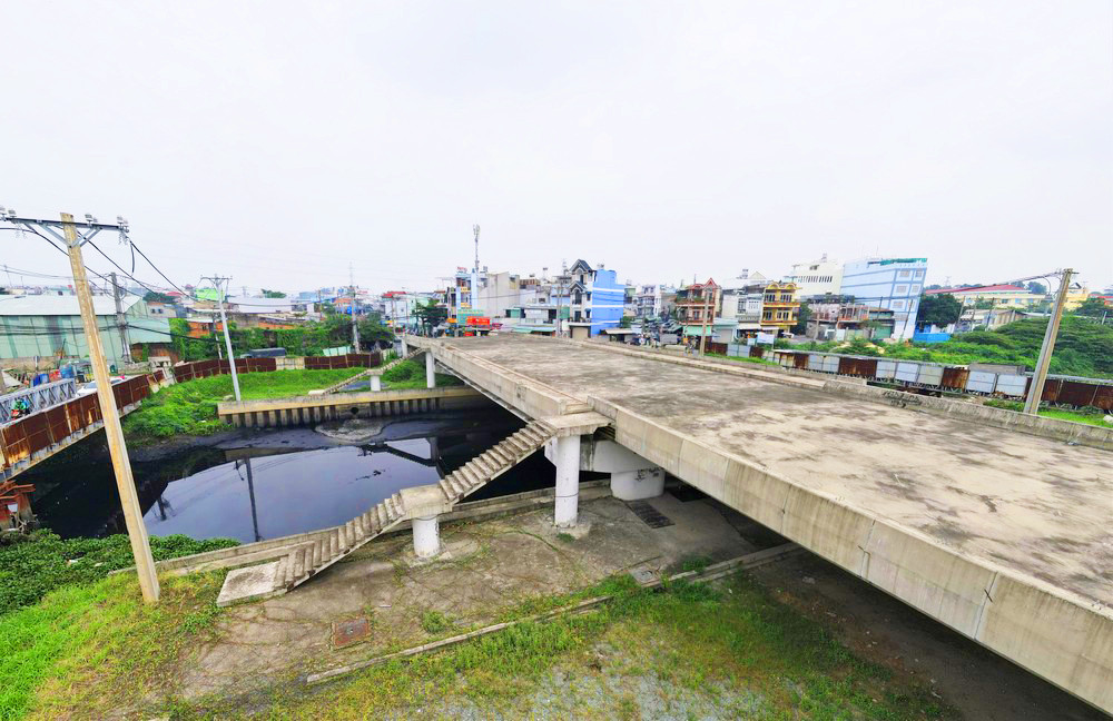 Dự án xây dựng cầu Tân Kỳ - Tân Quý (quận Bình Tân, TPHCM) với tổng mức đầu tư gần 700 tỷ đồng bị &quot;treo&quot; hơn 4 năm qua vì vướng mắc về pháp lý.