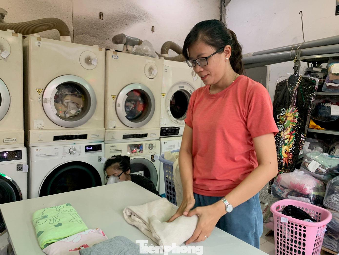 “Ai cũng nghĩ nghề giặt sấy đơn giản, tuy nhiên phải có bí quyết thì mới trụ lâu dài với nghề được” - chị Thiên Ân cho biết.