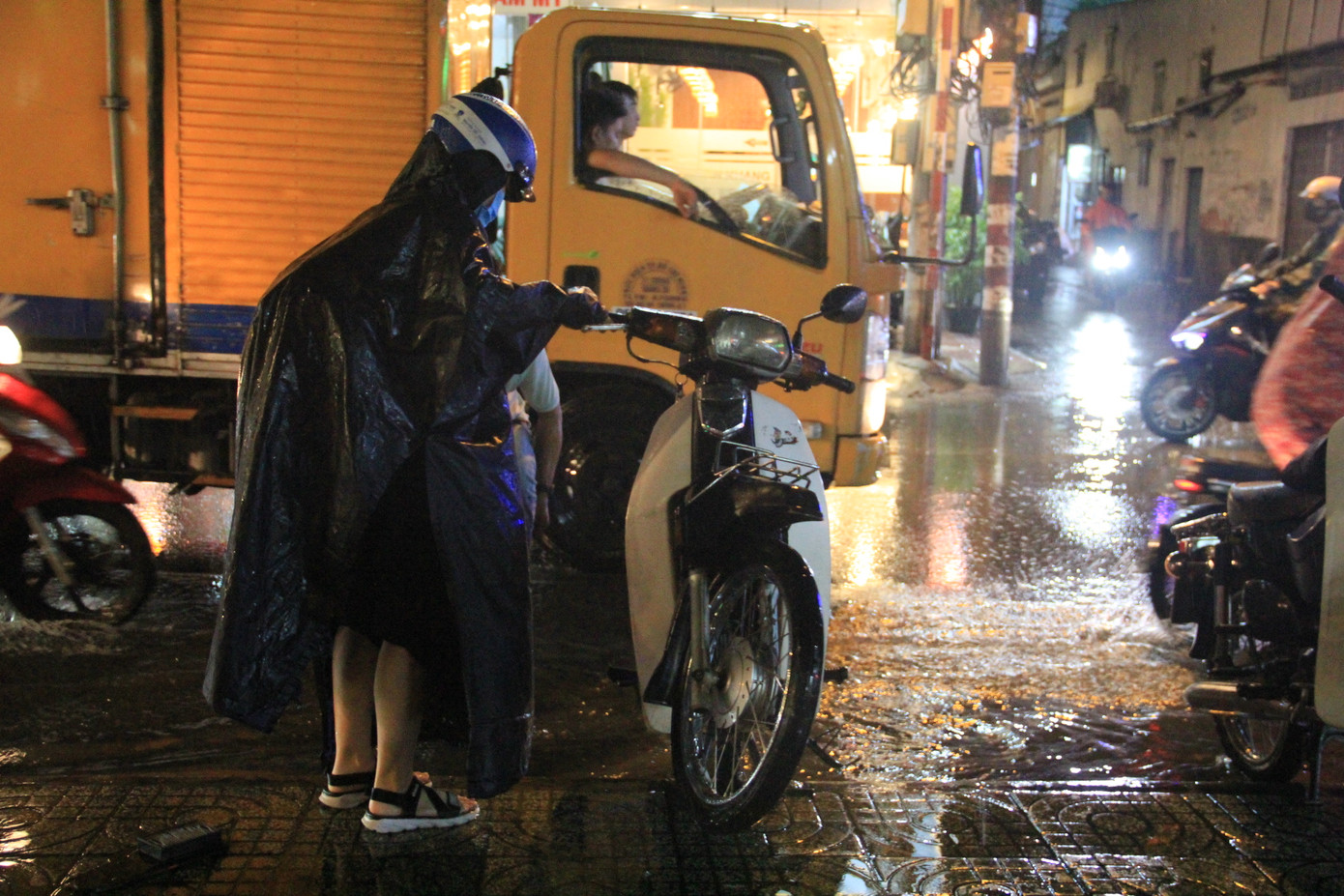 Nhiều xe bị &quot;chết máy&quot; trong cơn mưa nặng hạt.