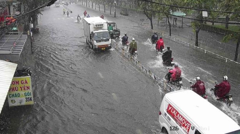 Đường Nguyễn Văn Khối (quận Gò Vấp) như &quot;biến thành sông&quot; trong cơn mưa lớn vào sáng 2/10.