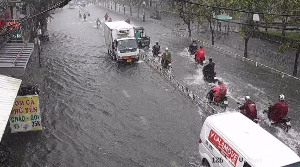 Đường Nguyễn Văn Khối (quận Gò Vấp) như "biến thành sông" trong cơn mưa lớn vào sáng 2/10. Đường Nguyễn Văn Khối (quận Gò Vấp) như "biến thành sông" trong cơn mưa lớn vào sáng 2/10.
