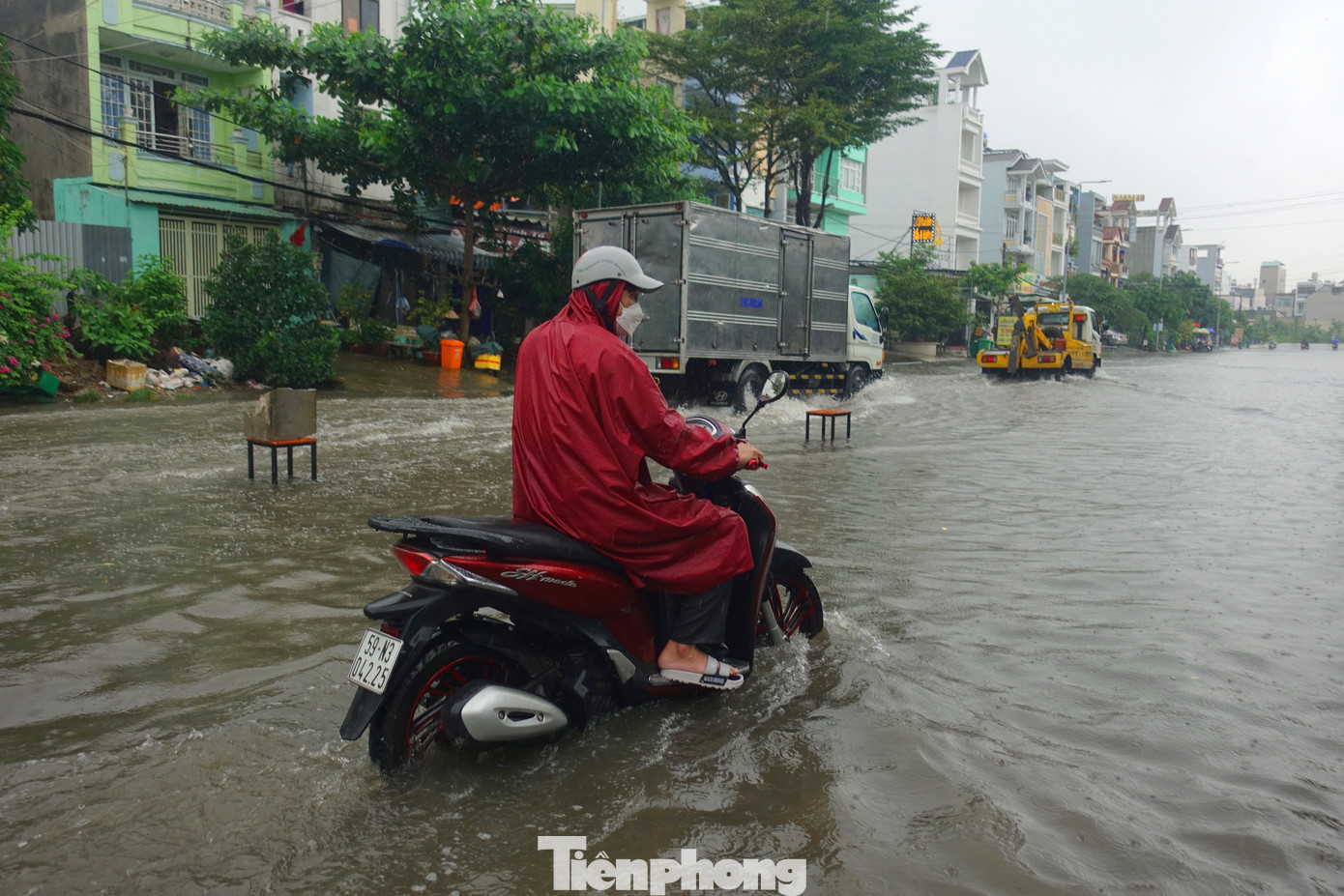 Một đoạn đường Lê Cơ (quận Bình Tân) bị ngập sâu. Ảnh: Hữu Huy