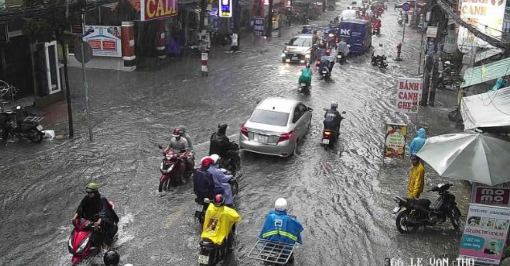 Phương tiện di chuyển khó khăn trên đường Lê Văn Thọ (quận Gò Vấp). Phương tiện di chuyển khó khăn trên đường Lê Văn Thọ (quận Gò Vấp).