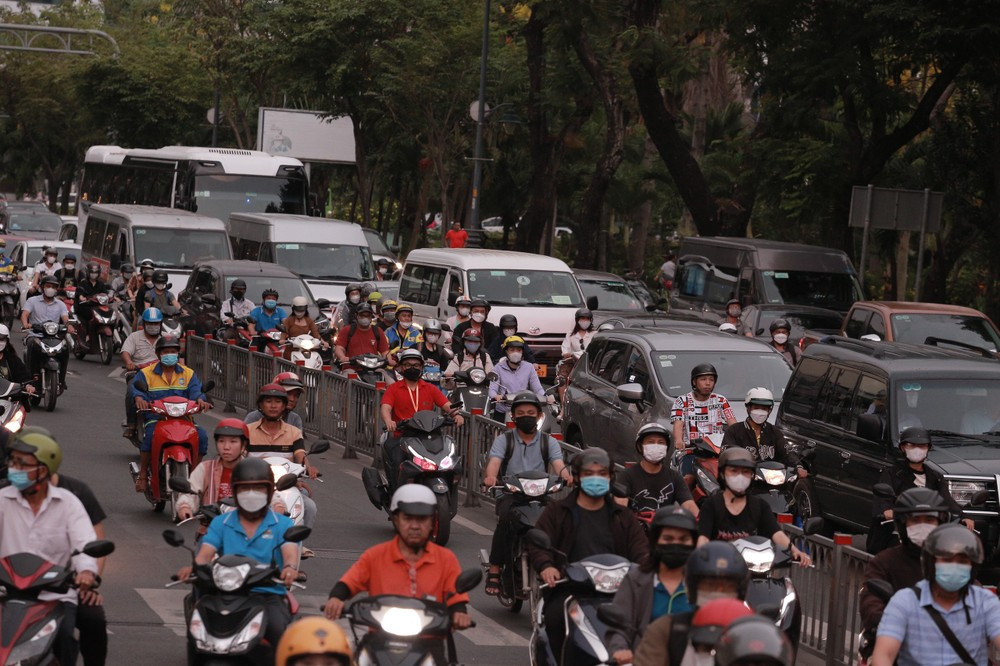 Trong khi đó, khu vực đường Trần Quốc Hoàn (đoạn từ công ty Quản lý bay miền Nam đến vòng xoay Lăng Cha Cả, quận Tân Bình) cũng thường xuyên xảy ra tình trạng ùn ứ vào giờ cao điểm. (Ảnh tư liệu)