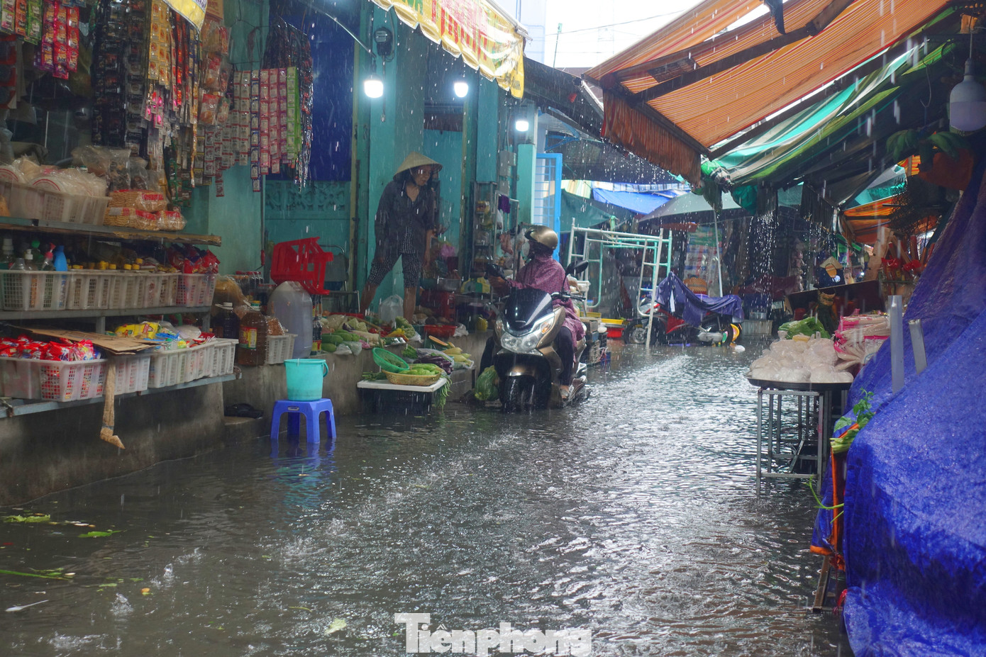 Chợ vắng khách vì mưa lớn, chợ bị ngập nặng. Ảnh: Hữu Huy
