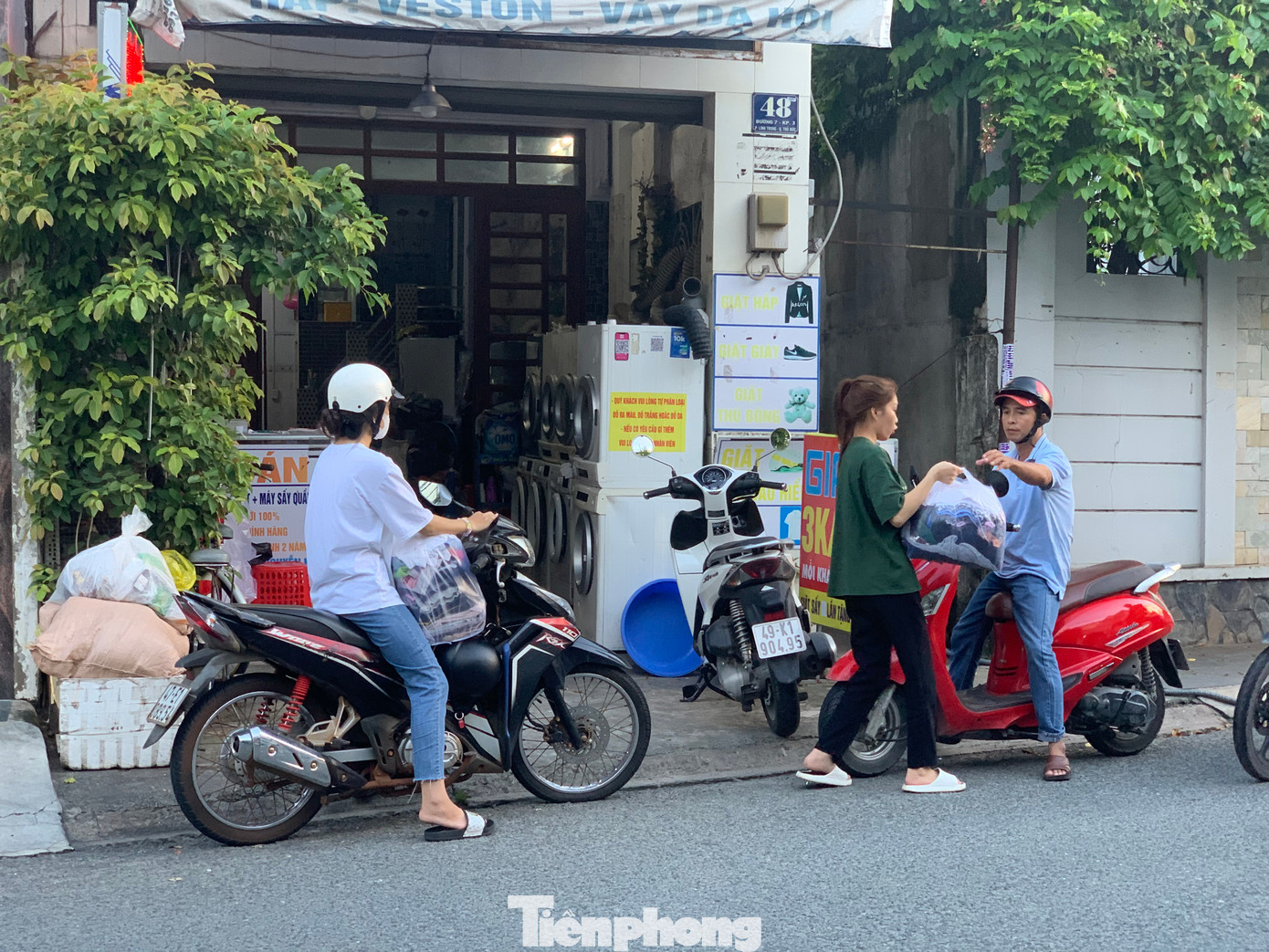 Các tiệm giặt sấy luôn đắt khách vào những ngày mưa. Ảnh: Nhật Xuân