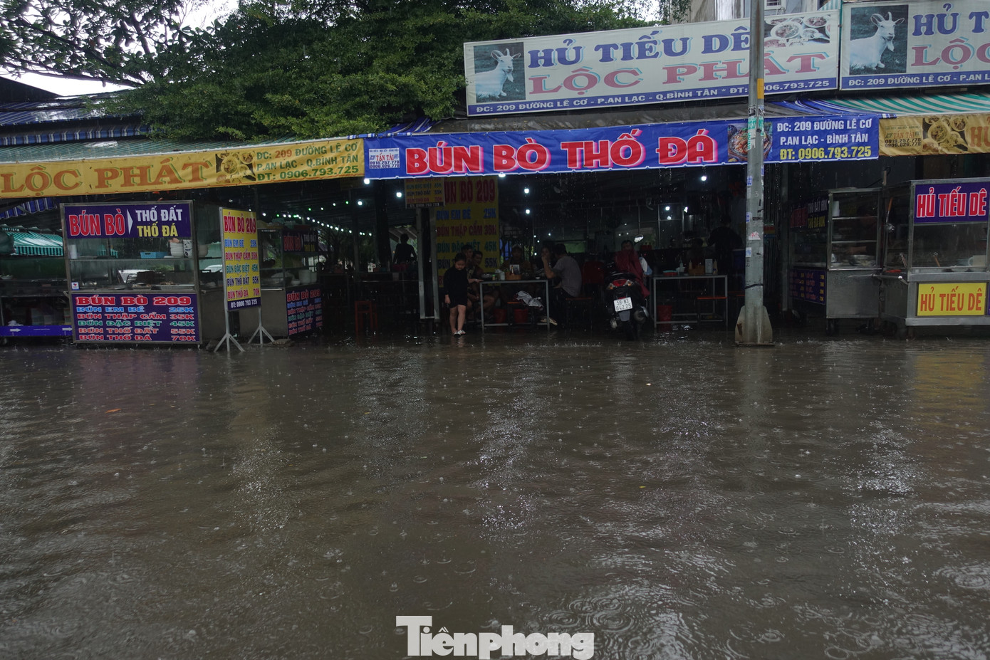 Nhiều hàng quán trên đường Lê Cơ buôn bán ế ẩm vì tình trạng ngập úng. Ảnh: Hữu Huy