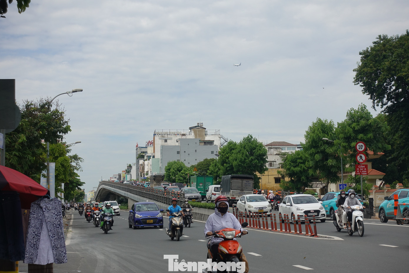 Cầu vượt tại nút giao Cộng Hòa - Hoàng Hoa Thám (quận Tân Bình) dài 268 m; rộng 9,5 m với 2 làn xe. Dự án có tổng vốn đầu tư gần 247 tỷ đồng, được thông xe vào tháng 8/2013. Ảnh: Hữu Huy