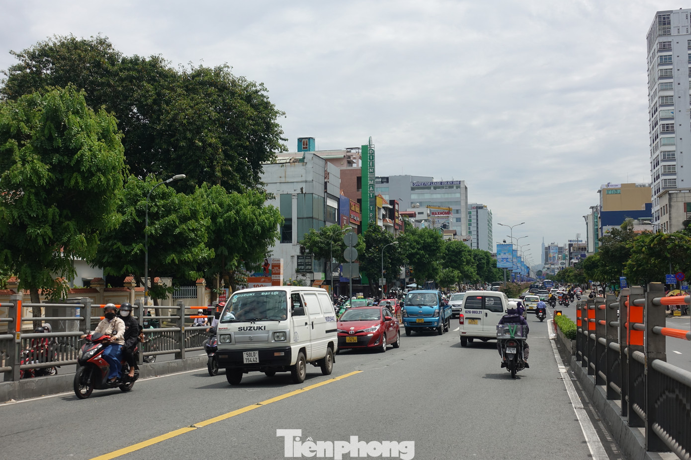 Vào giờ cao điểm chiều (từ 16h45 - 18h), cầu vượt Hoàng Hoa Thám chỉ cho các phương tiện lưu thông qua cầu một chiều theo hướng từ vòng xoay Lăng Cha Cả ra đường Trường Chinh. Sau 18h, xe lưu thông bình thường cả hai chiều. Ảnh: Hữu Huy