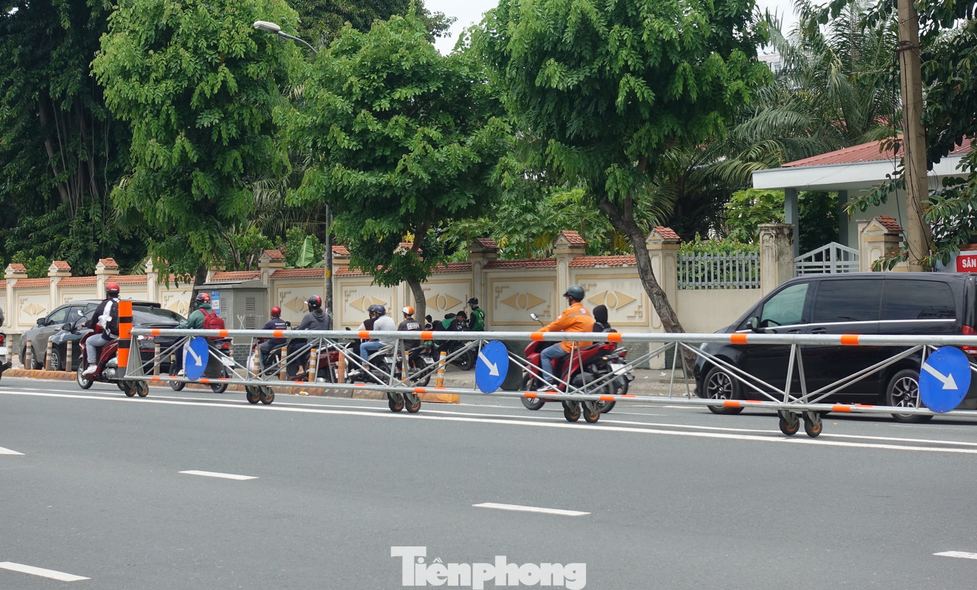 Khu vực cầu vượt đang được lắp dải phân cách di động để điều tiết phương tiện trong giờ cao điểm. Ảnh: Hữu Huy