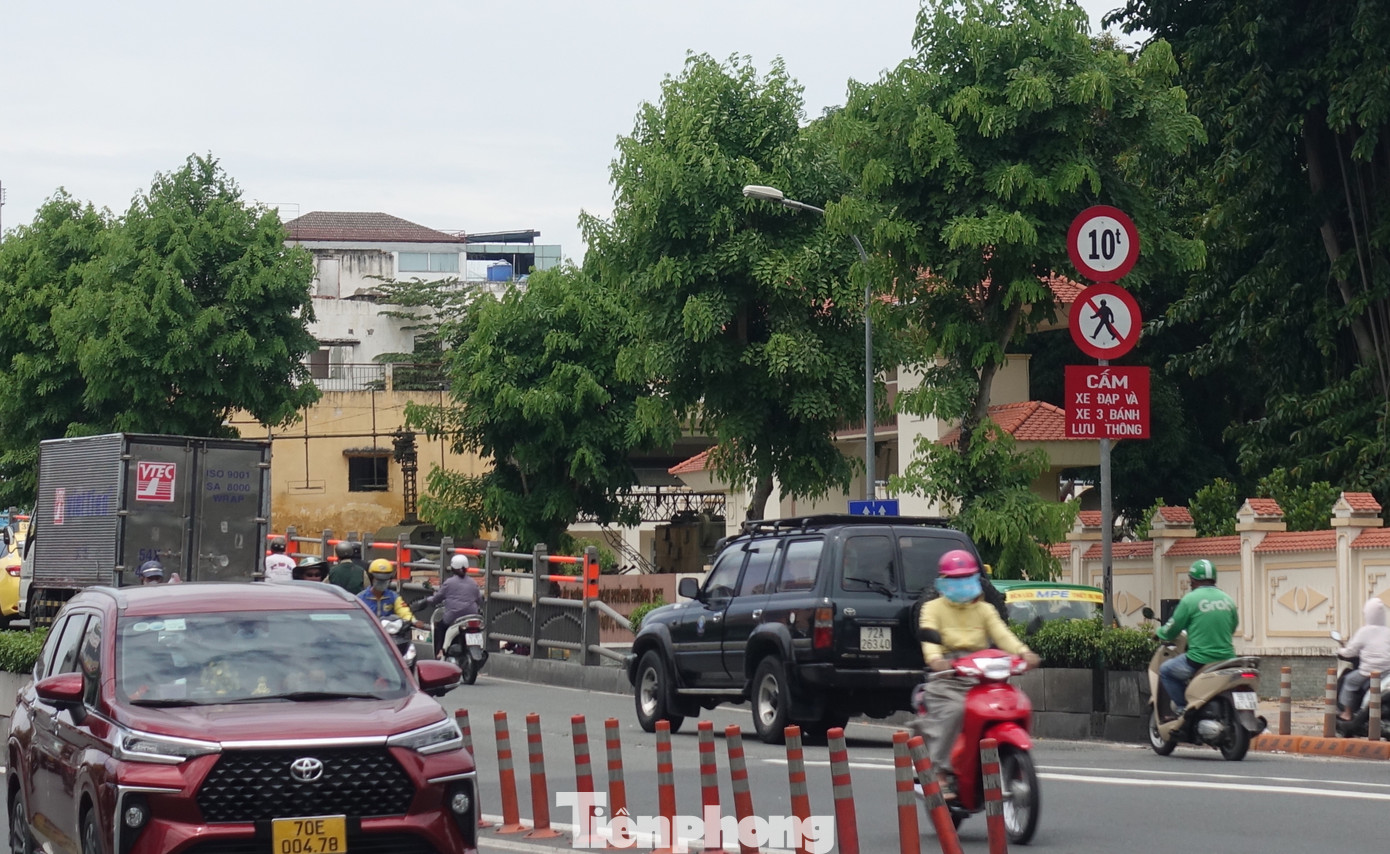 Hiện tại cầu vượt Hoàng Hoa Thám đang giới hạn xe có tải trọng 10 tấn, đồng thời cấm người đi bộ, xe đạp và xe 3 bánh lưu thông. Ảnh: Hữu Huy