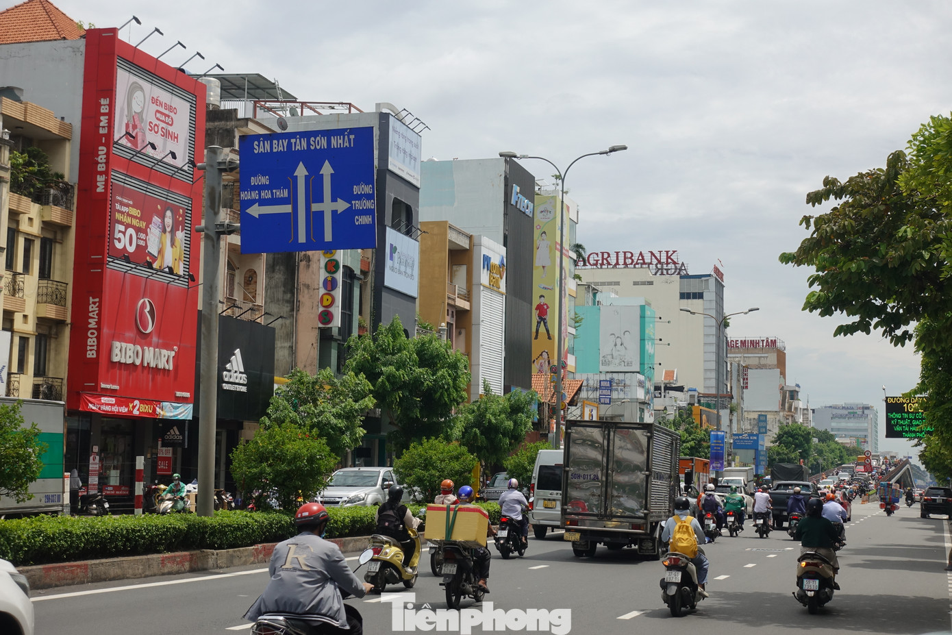 Cầu vượt này nằm trên trục đường chính ra vào cửa ngõ sân bay Tân Sơn Nhất. Ảnh: Hữu Huy