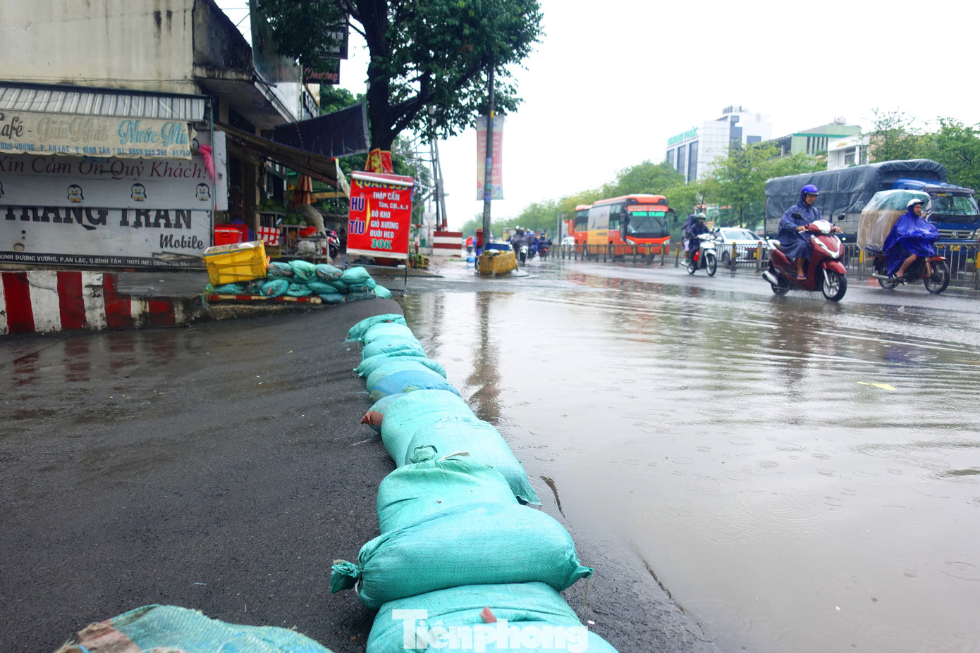 Một nhà xưởng trên đường Kinh Dương Vương (quận Bình Tân) phải đắp bao cát để ngăn nước tràn vào. Ảnh: Hữu Huy
