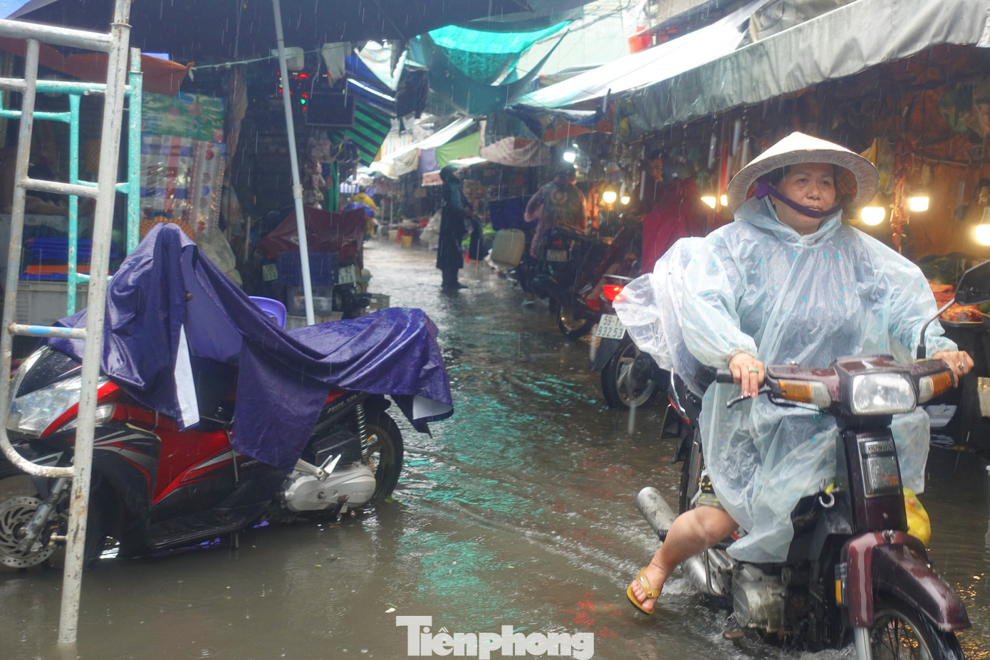 Chia sẻ với PV, nhiều tiểu thương tại chợ khu phố 2, phường An Lạc, quận Bình Tân mong muốn cơ quan chức năng sớm có biện pháp nâng nền đường ở khu vực để giải quyết tình trạng ngập úng đã kéo dài nhiều năm qua. Ảnh: Hữu Huy