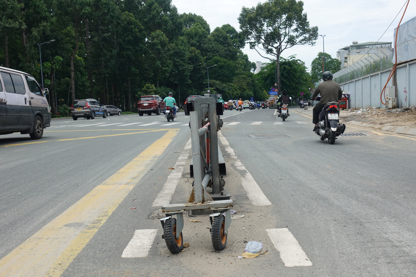 Theo ghi nhận, ngoài dải phân cách cứng, hiện tại khu vực này đang có một đoạn dải phân cách di động để điều tiết giao thông trong giờ cao điểm. Ảnh: Hữu Huy
