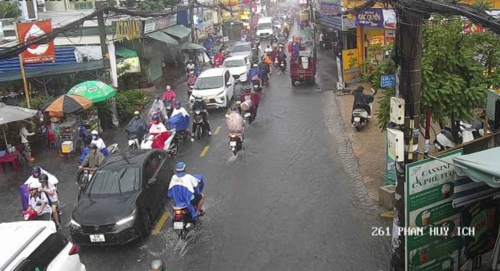 Mưa lớn vào giờ tan tầm khiến nhiều tuyến đường xảy ra tình trạng ùn tắc giao thông. Mưa lớn vào giờ tan tầm khiến nhiều tuyến đường xảy ra tình trạng ùn tắc giao thông.
