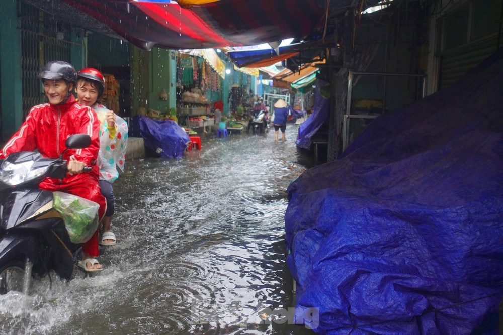 Theo dự báo, thời tiết TPHCM trong những ngày tới tiếp tục có mưa rào và dông rải rác, những ngày giữa tháng 10 sẽ có mưa vừa, mưa to, thời gian mưa tập trung vào chiều tối và tối. (Ảnh minh họa: Hữu Huy) Theo dự báo, thời tiết TPHCM trong những ngày tới tiếp tục có mưa rào và dông rải rác, những ngày giữa tháng 10 sẽ có mưa vừa, mưa to, thời gian mưa tập trung vào chiều tối và tối. (Ảnh minh họa: Hữu Huy)
