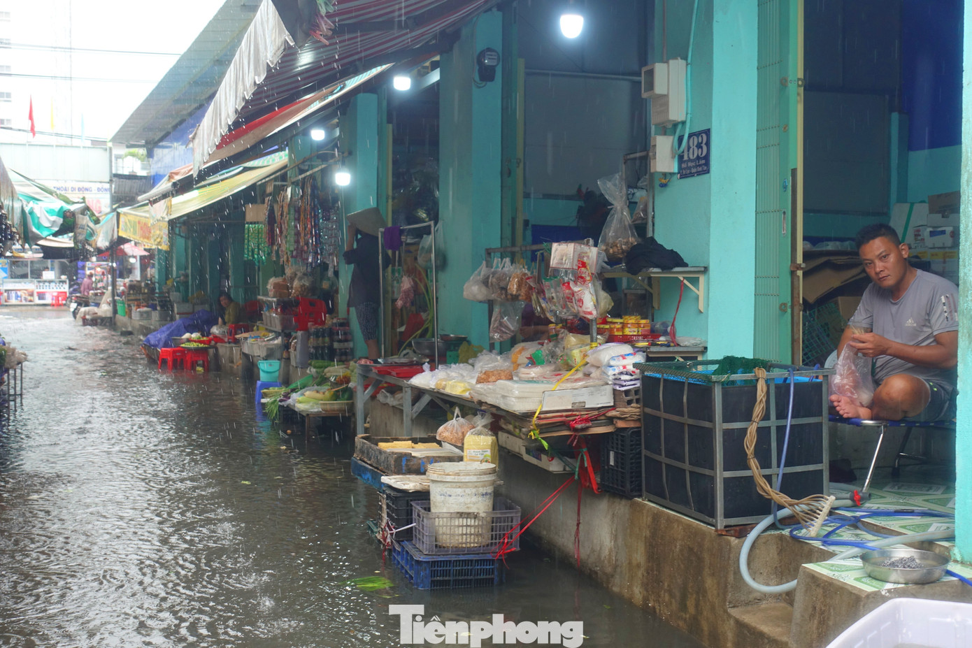 Một số tiểu thương chợ này cho biết, tình trạng &quot;cứ mưa là ngập&quot; đã kéo dài nhiều năm qua. Ảnh: Hữu Huy