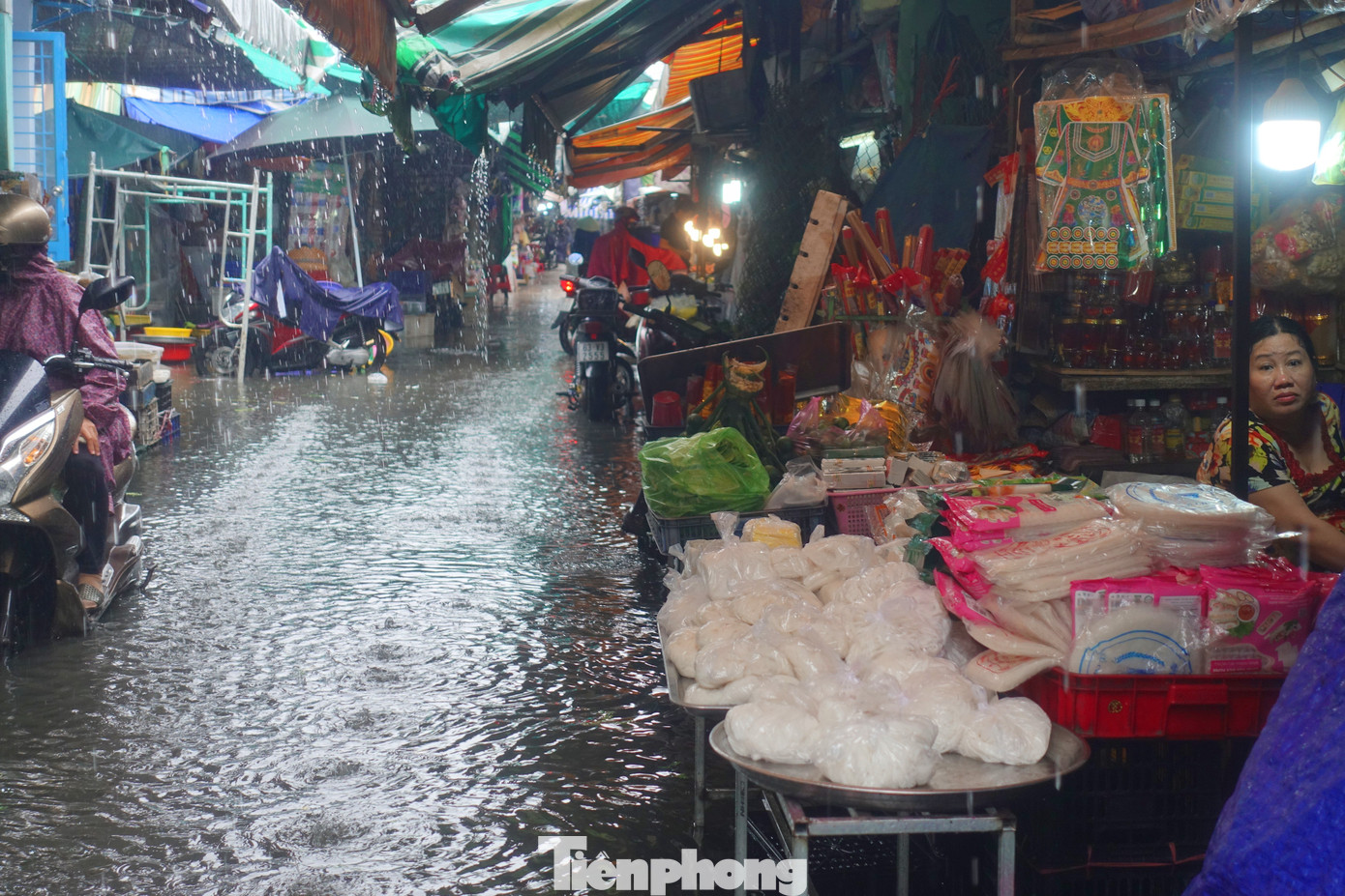 &quot;Mưa lớn là nước lại tràn vào chợ, có khi ngập sâu đến hơn đầu gối. Khách cũng ngại vào chợ mua sắm vì lo ngại xe bị chết máy&quot;- bà Hường chia sẻ. Ảnh: Hữu Huy