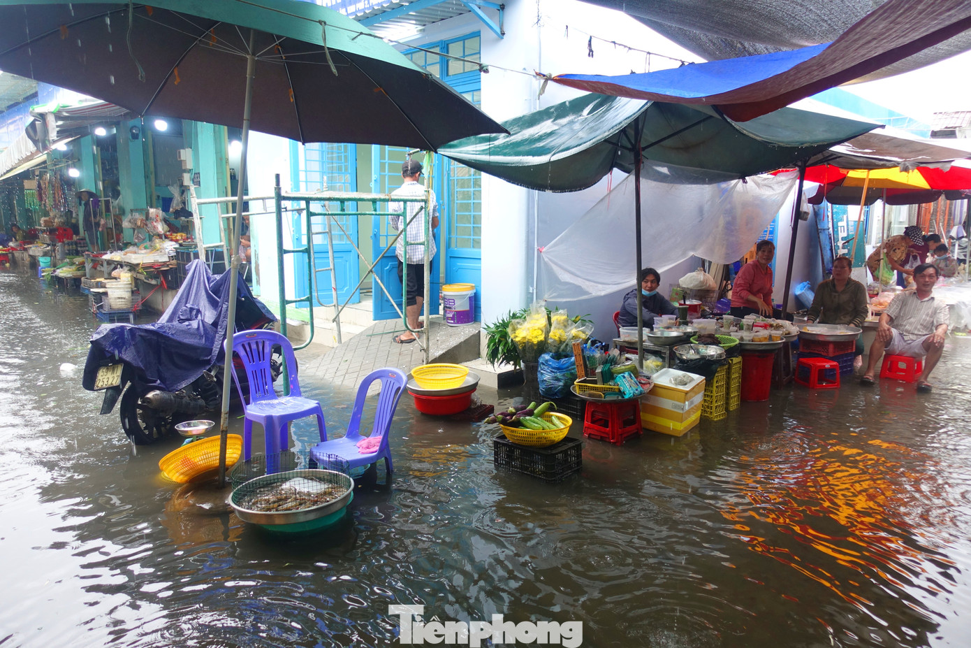 Bà Nguyễn Thị Hường (Tiểu thương tại chợ khu phố 2, phường An Lạc, quận Bình Tân) cho biết, sau khi đường Hồ Ngọc Lãm được nâng nền chống ngập, mỗi khi mưa xuống nước từ tuyến đường này lại tràn vào chợ và nhiều con hẻm gây xáo trộn cuộc sống người dân. Ảnh: Hữu Huy