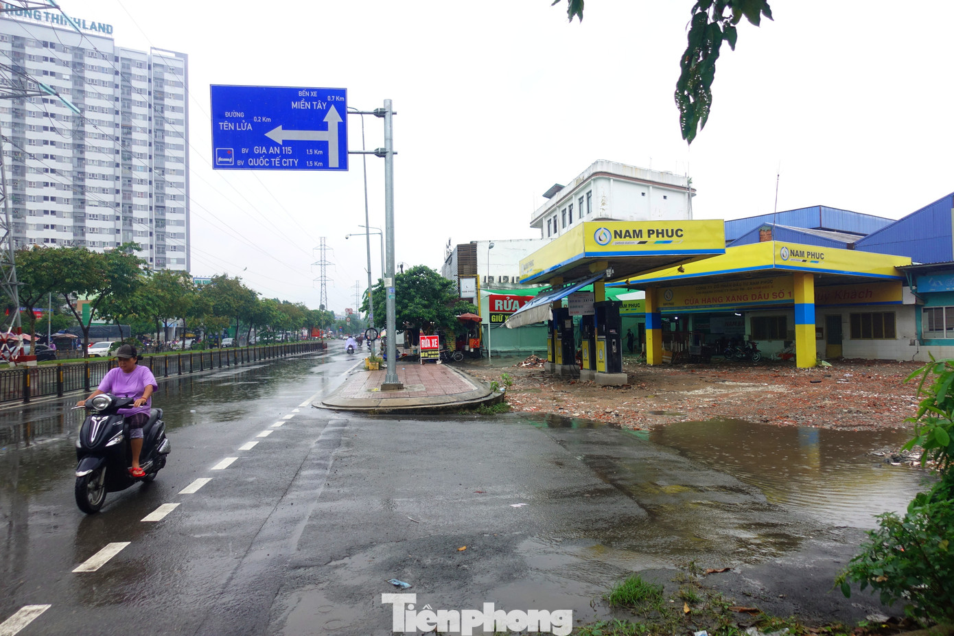 Sau thời gian dài liên tục bị ngập úng do mưa, một cửa hàng xăng dầu trên đường Kinh Dương Vương (quận Bình Tân) đang phải nâng nền để "chạy ngập". Ảnh: Hữu Huy