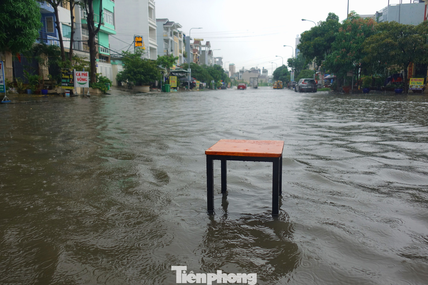 "Đây là khu vực trũng thấp, khi mưa xuống thường xuyên bị ngập nhưng hệ thống thoát nước lại không hoạt động hiệu quả. Nước ngập còn làm mặt đường bị hư, nhiều vị trí hư hỏng tạo "ổ gà" sâu từ 10 - 20 cm, khi mưa xuống rất khó phát hiện. Do đó, chúng tôi phải dùng ghế hoặc các vật dụng khác để báo hiệu cho người đi đường né tránh"- Anh Nguyễn Minh Tâm (ngụ đường Lê Cơ, phường An Lạc, quận Bình Tân) chia sẻ. Ảnh: Hữu Huy