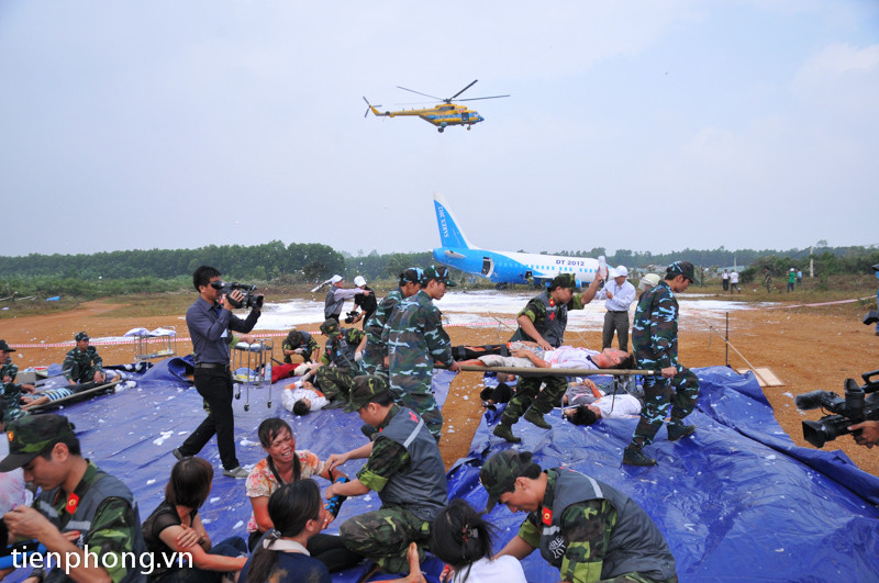 Các nạn nhân được chuyển tới bệnh viện dã chiến 