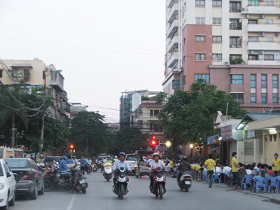 Nhà hàng Hồng Hường (ngã tư Nguyên Hồng - Huỳnh Thúc Kháng) chiếm cả vỉa hè, lòng đường nhưng vẫn được lực lượng chức năng “cho qua” Ảnh: M.T 