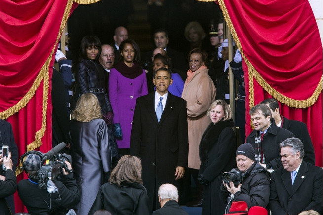 Tổng thống Barack Obama cùng đệ nhất phu nhân Michelle Obama và hai con gái có mặt trước Tòa nhà quốc hội ở Washington D.C hôm 21/1/013