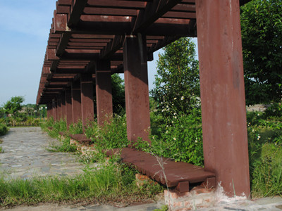 Khung cảnh hoang tàn tại khu nhà văn hóa dân tộc Ê Đê. ảnh: Minh Tuấn