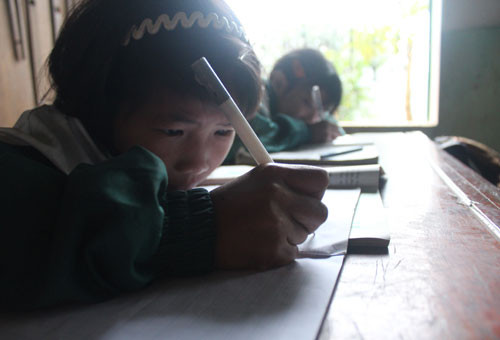 Tập viết chữ nhờ ánh sáng mặt trời