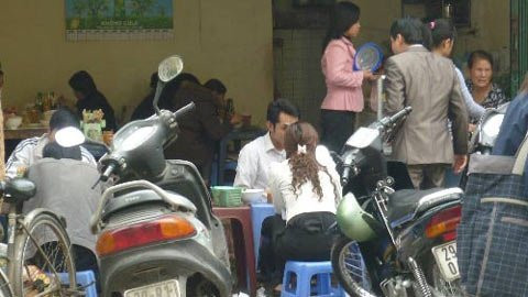 Hàng quán vẫn đông khách dù có bẩn