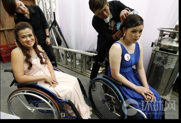 Họ được các chuyên gia làm tóc, trang điểm chuẩn bị kỹ trước khi lên sân khấu 